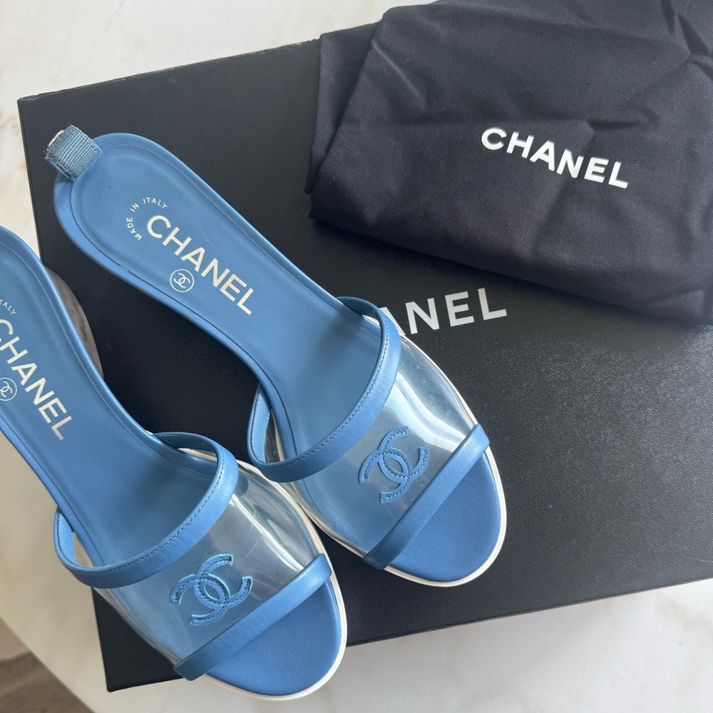 CHANEL 19S Blue PVC Lucite Heel Mules Sandals 38.5 NIB